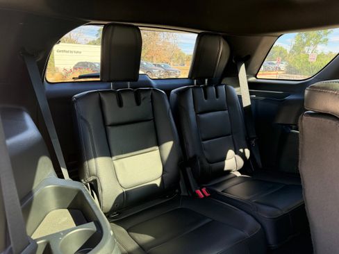Used 2018 Ford Explorer XLT w/ Equipment Group 202A image 13