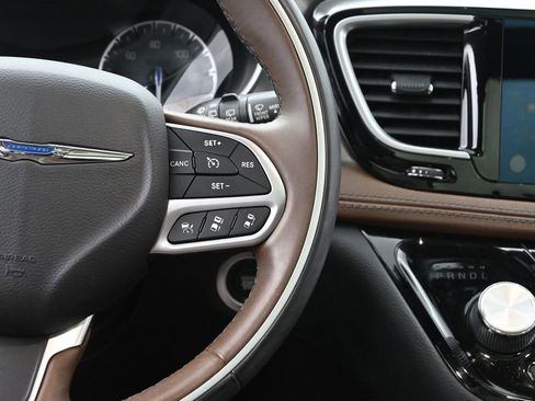 Used 2017 Chrysler Pacifica Limited FWD image 29