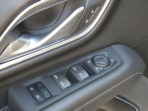 Used 2023 GMC Yukon SLT w/ SLT Premium Package image 19