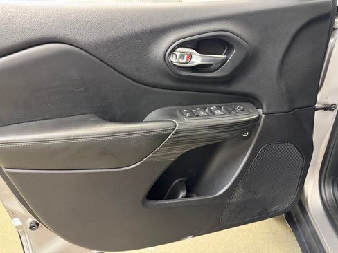 Used 2017 Jeep Cherokee Limited AWD/4WD image 7