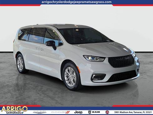 New 2026 Chrysler Pacifica Select FWD image 1