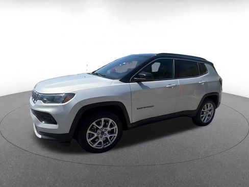 Used 2025 Jeep Compass Limited AWD/4WD image 8