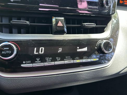 Used 2021 Toyota Corolla LE FWD image 25
