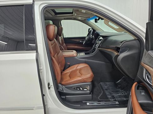 Used 2019 Cadillac Escalade Luxury AWD/4WD image 23