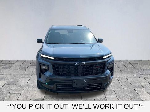 Used 2025 Chevrolet Traverse RS FWD image 2