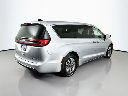 Used 2023 Chrysler Pacifica Touring-L FWD image 8