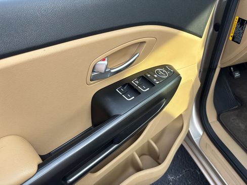 Used 2015 Kia Sedona LX image 9
