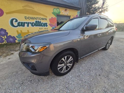 Used 2019 Nissan Pathfinder SV FWD image 2