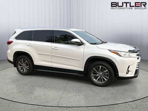 Used 2019 Toyota Highlander XLE AWD/4WD image 3