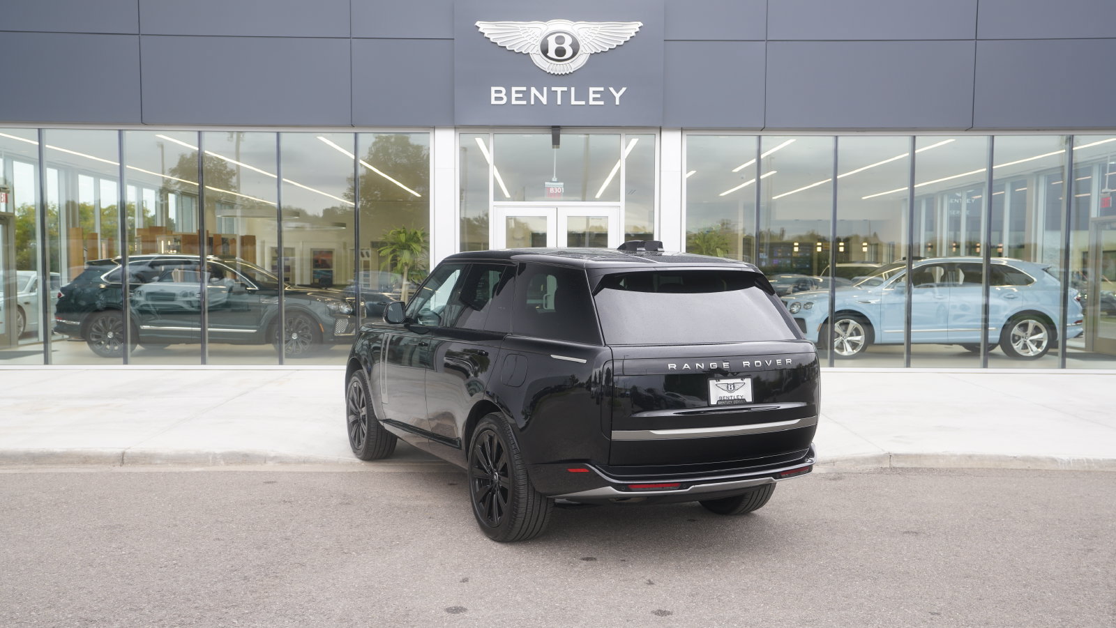 Used 2025 Land Rover Range Rover SE AWD/4WD image 8