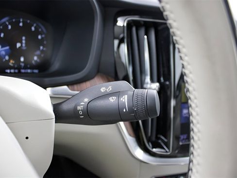 Certified 2022 Volvo S60 B5 Momentum w/ Premium Package image 20