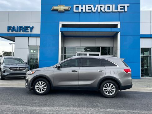 Used 2017 Kia Sorento FWD image 2