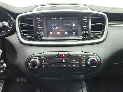 Used 2020 Kia Sorento LX image 17