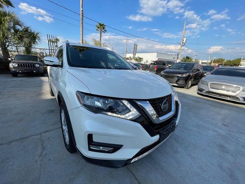 Used 2018 Nissan Rogue SV w/ Premium Package image 3