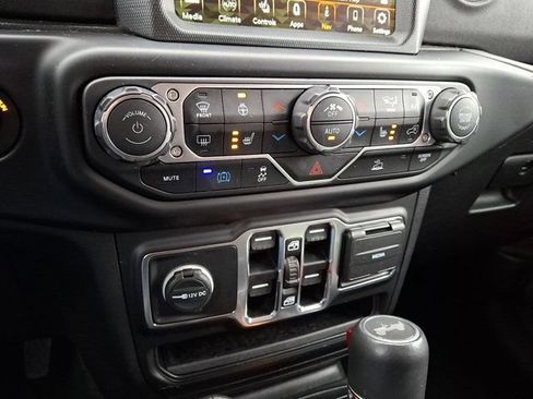 Used 2022 Jeep Wrangler Unlimited Sahara w/ Cold Weather Group AWD/4WD image 19