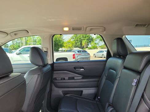 Used 2024 Nissan Pathfinder SL w/ Black Appearance Package FWD image 25