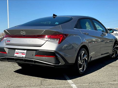 Used 2024 Hyundai Elantra Limited FWD image 11