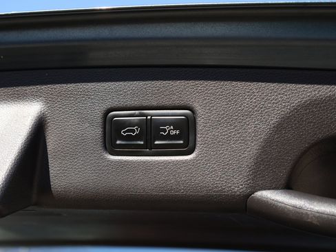 Used 2022 Kia Carnival EX image 24