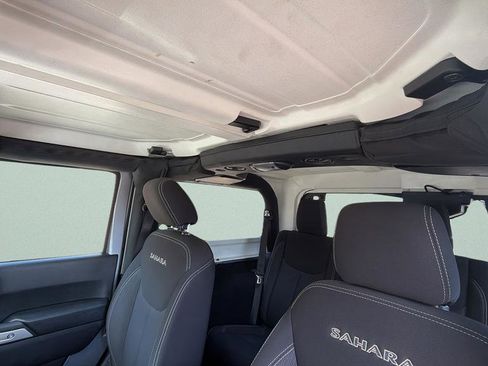 Used 2018 Jeep Wrangler Sahara w/ Connectivity Group AWD/4WD image 27