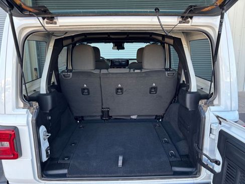 Used 2025 Jeep Wrangler Unlimited Sahara AWD/4WD image 31