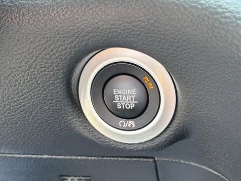 Used 2023 Chrysler Pacifica Touring-L w/ S Appearance Package FWD image 18