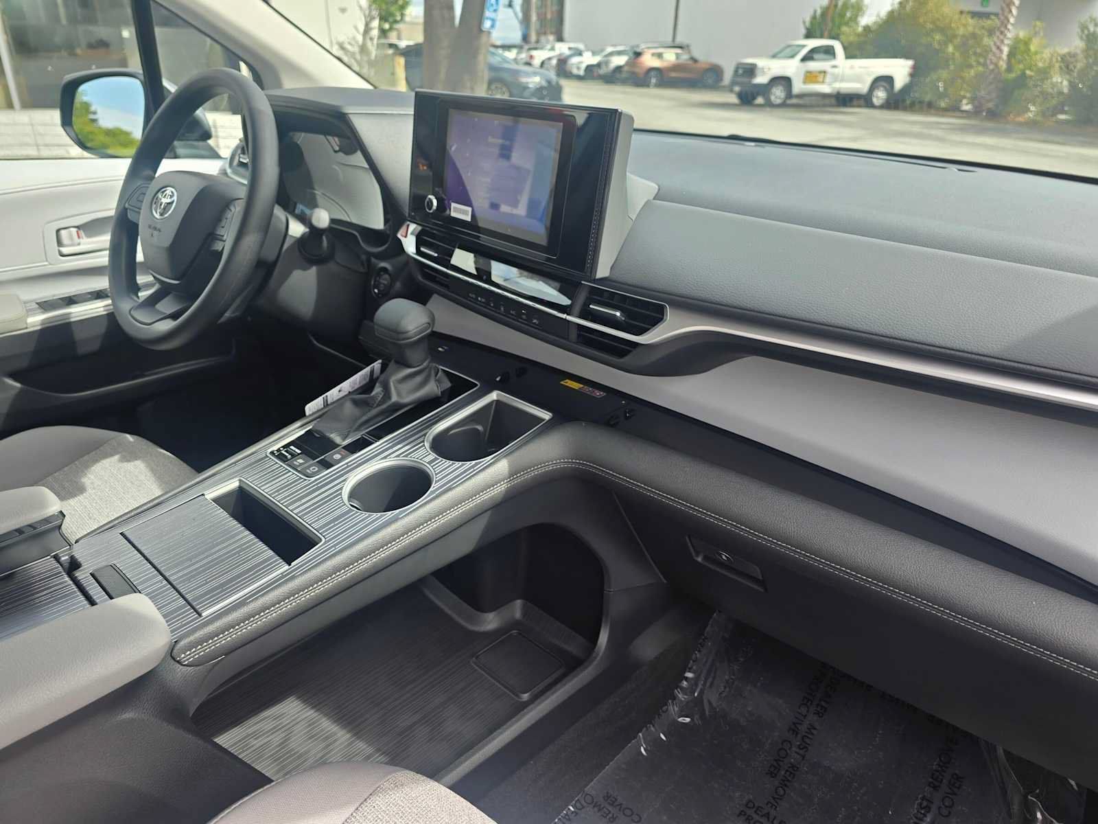 Used 2026 Toyota Sienna LE FWD image 30