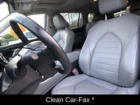 Used 2023 Toyota Highlander XLE image 11