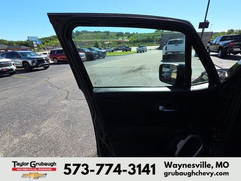Used 2017 Jeep Renegade Latitude AWD/4WD image 12