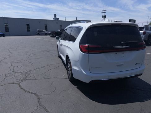 Used 2021 Chrysler Pacifica Touring-L FWD image 7