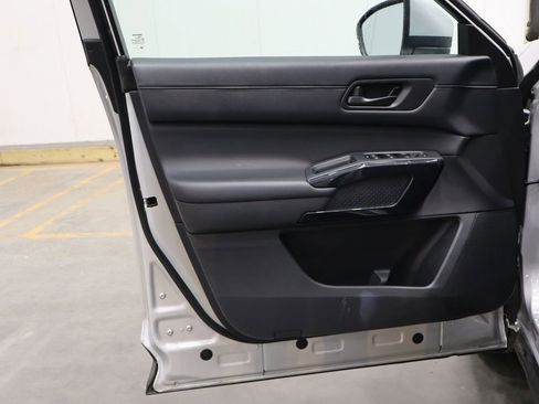 Used 2024 Nissan Pathfinder SV image 17