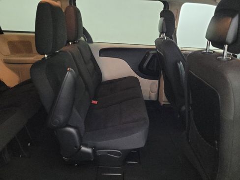Used 2018 Dodge Grand Caravan SE w/ UConnect Hands-Free Group FWD image 19