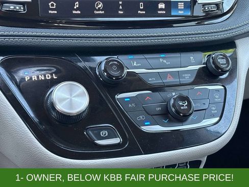 Used 2024 Chrysler Pacifica Limited FWD image 25