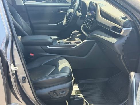 Used 2023 Toyota Highlander XLE FWD image 22