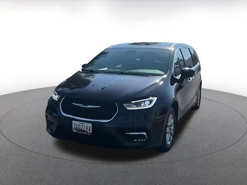 Used 2024 Chrysler Pacifica Touring-L FWD image 7