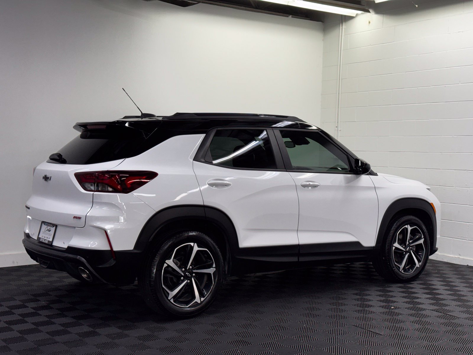 Used 2021 Chevrolet TrailBlazer RS w/ Sun and Liftgate Package FWD image 2