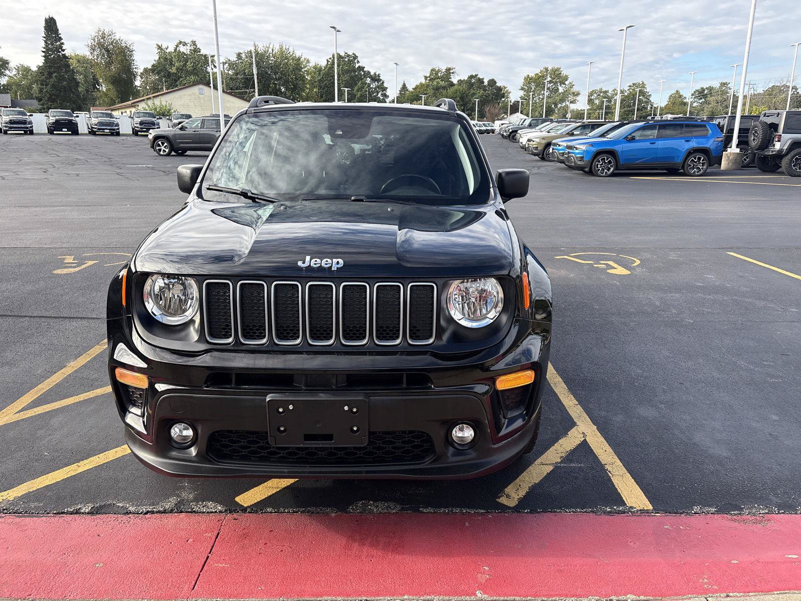 Used 2022 Jeep Renegade Latitude AWD/4WD image 2