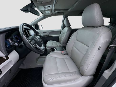 Used 2020 Toyota Sienna XLE image 13