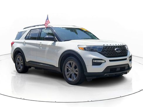Used 2022 Ford Explorer XLT w/ Equipment Group 202A RWD image 2