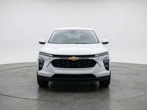 Used 2025 Chevrolet Trax LT w/ LT Convenience Package FWD image 2