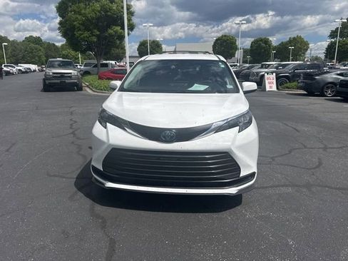 Used 2025 Toyota Sienna LE image 10