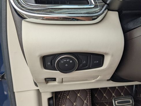 Used 2017 Lincoln Continental Black Label w/ Rear-seat Package image 26