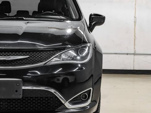 Used 2017 Chrysler Pacifica Touring-L FWD image 44