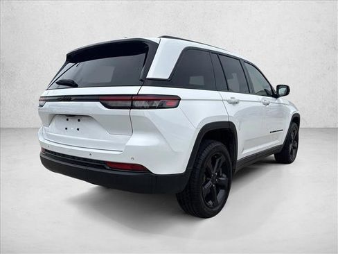 Used 2023 Jeep Grand Cherokee Altitude image 7