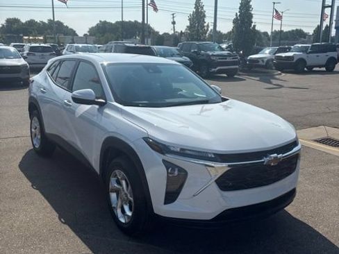Used 2024 Chevrolet Trax LS w/ LS Convenience Package FWD image 13