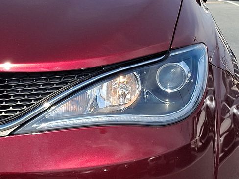 Used 2017 Chrysler Pacifica Touring-L w/ Tire & Wheel Group FWD image 9