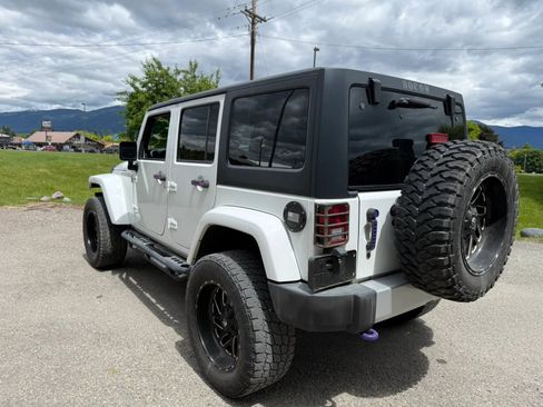 Used 2015 Jeep Wrangler Unlimited Sahara w/ Connectivity Group AWD/4WD image 6