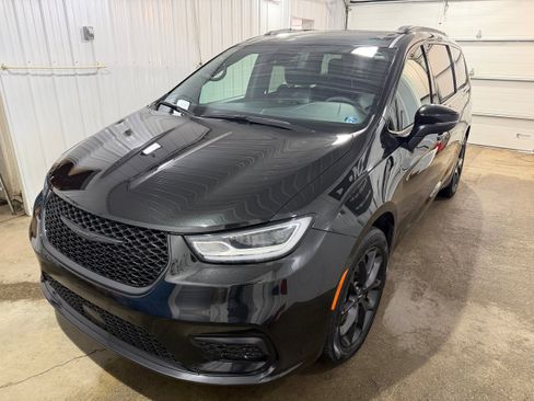 Used 2023 Chrysler Pacifica Touring-L w/ S Appearance Package image 4