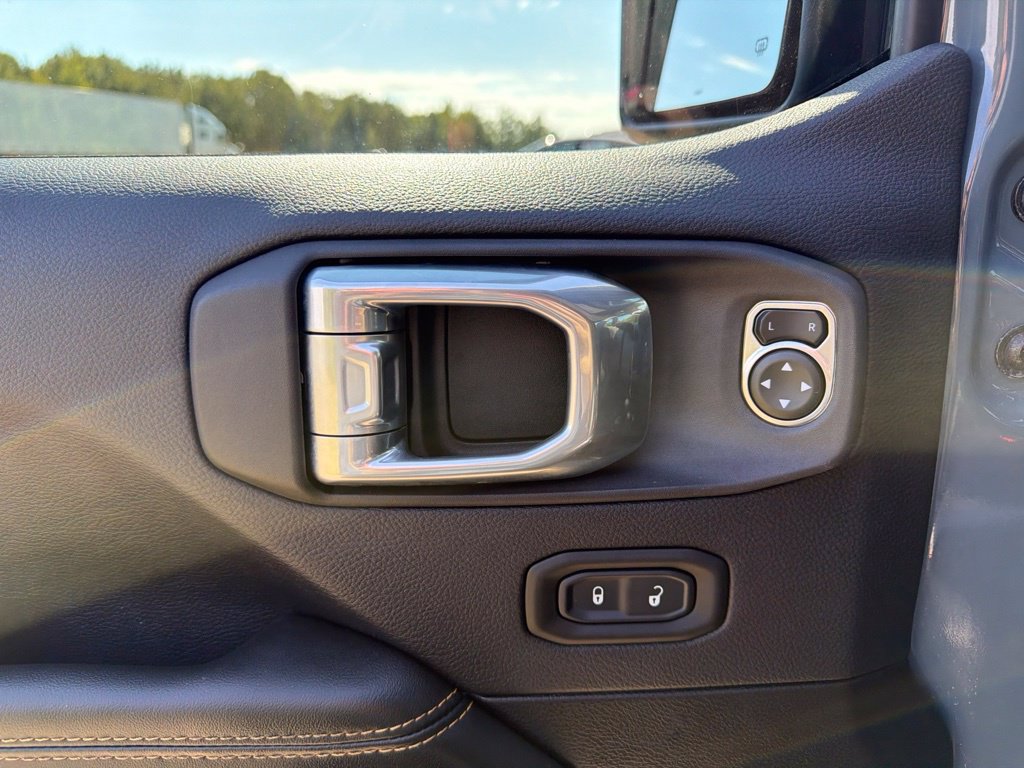 Used 2024 Jeep Gladiator Sport AWD/4WD image 12