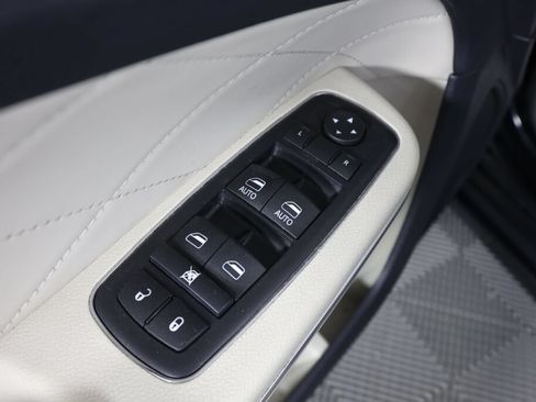 Used 2015 Chrysler 300 C Platinum w/ Harman/Kardon Audio Group AWD/4WD image 31