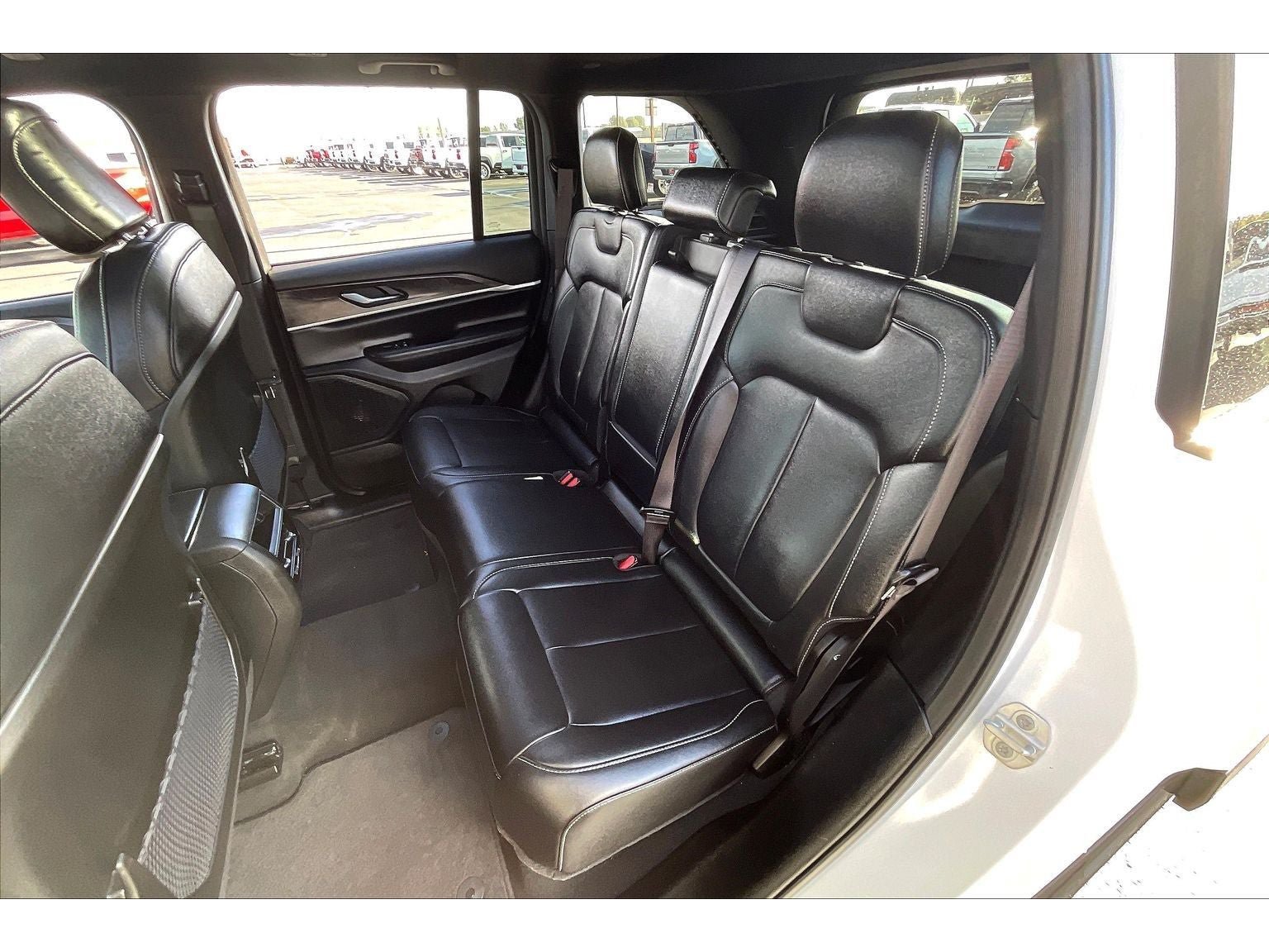 Used 2024 Jeep Grand Cherokee Limited w/ Black Appearance Package AWD/4WD image 28